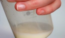 breastmilk in bottel (1)